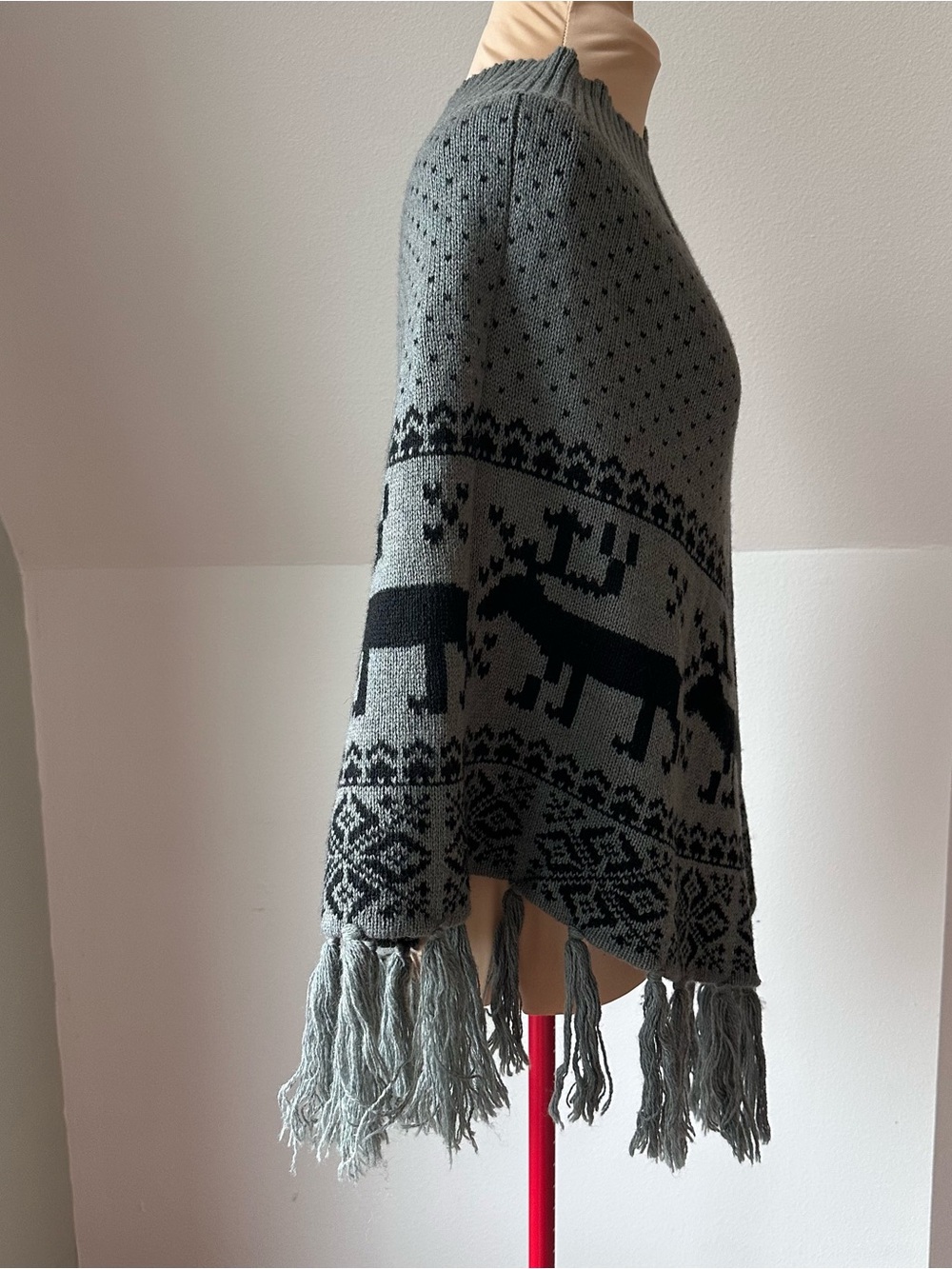 Steve Madden Wrap Poncho One Size Reindeer Fair Isle Knit Fringe Wool Blend - Picture 5 of 8